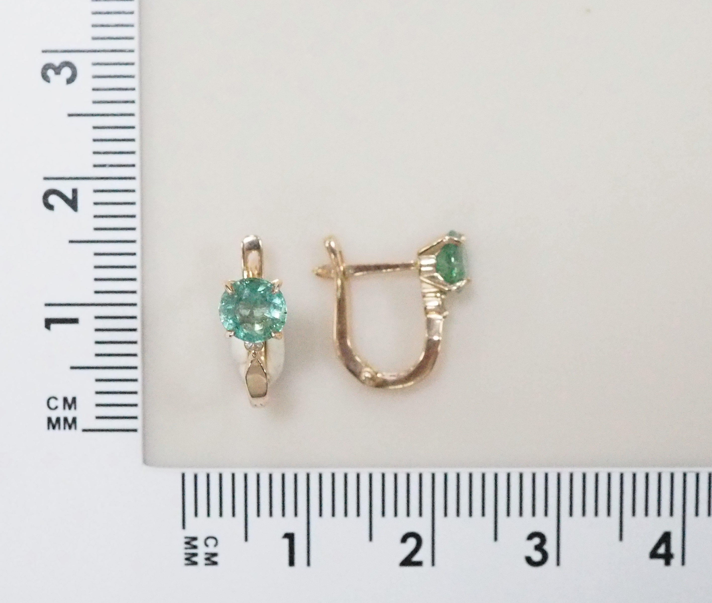 Золотые серьги 585 пробы; вставки 2 Изумруд (F) 0,852 3/3; 2 Бр.Кр-17 0,021 2/3А